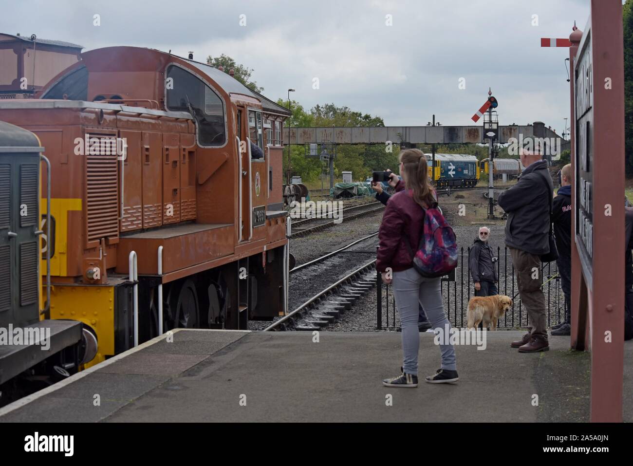 Rail Enthusiasten Fotografieren einer British Rail Class 37 Diesel Lokomotive, wie es Blätter Kidderminster Station, Severn Valley Railway Stockfoto