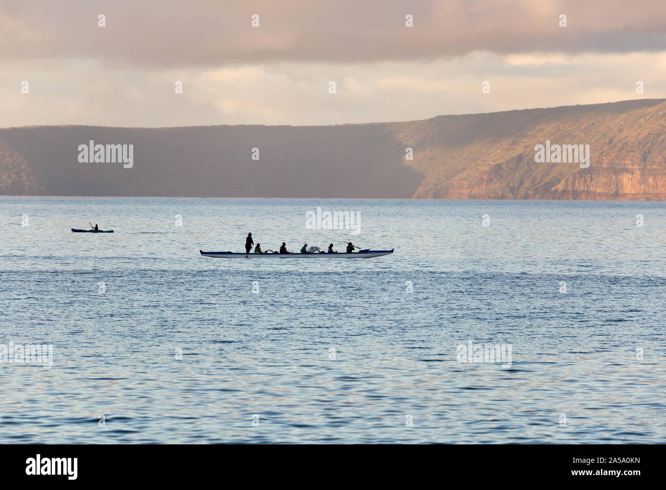 Outrigger Kanu aus Wailea Beach zu Fuß im Süden von Maui mit Molokini Krater im Hintergrund Stockfoto