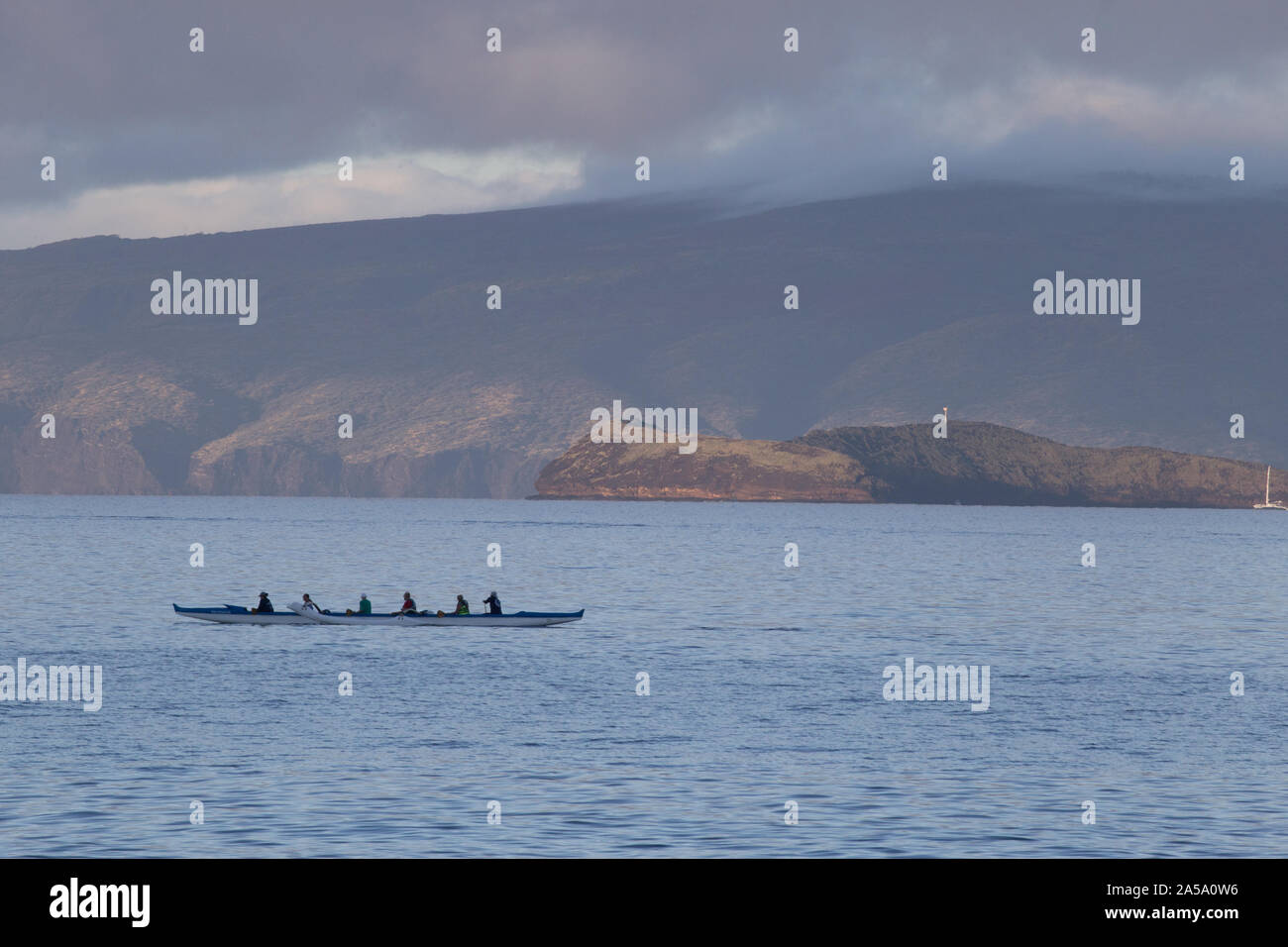 Outrigger Kanu aus Wailea Beach zu Fuß im Süden von Maui mit Molokini Krater im Hintergrund Stockfoto