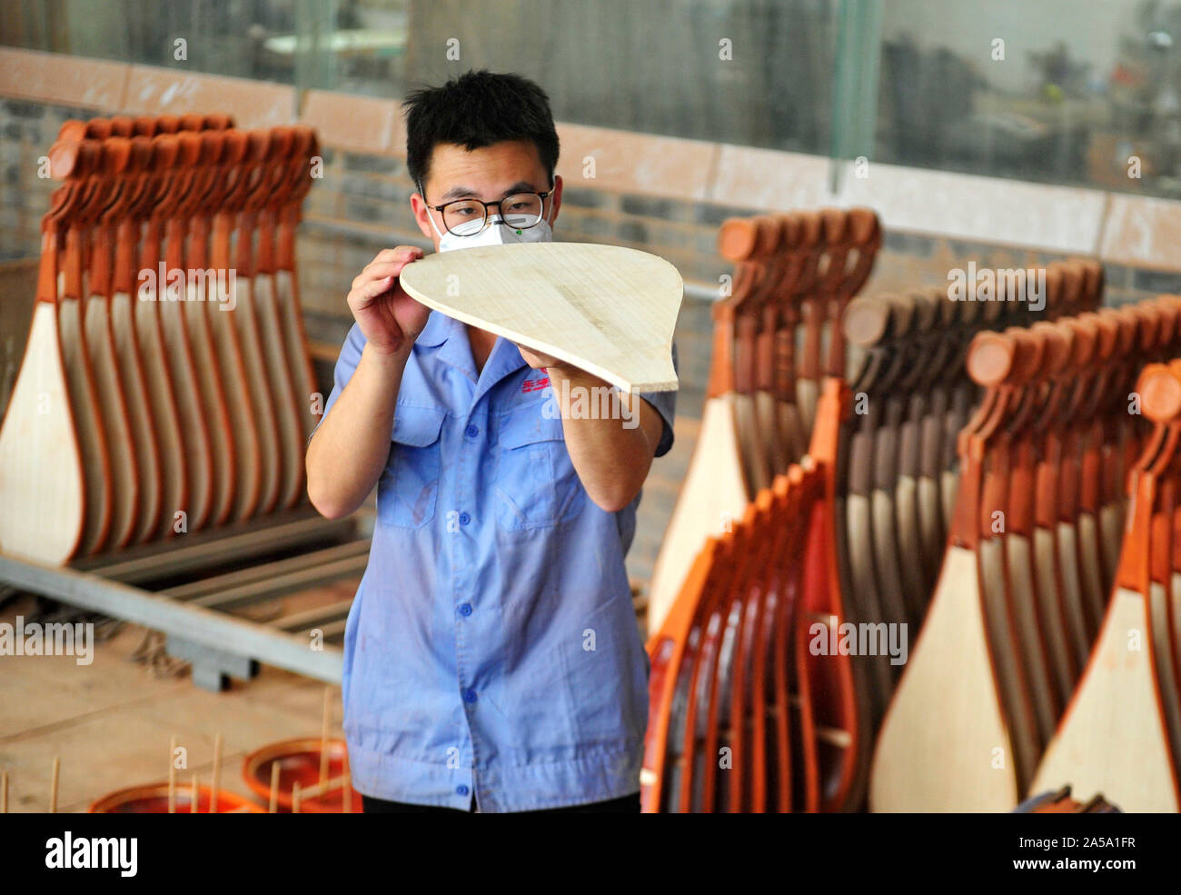 (191019) - SHIJIAZHUANG, Oktober 19, 2019 (Xinhua) - ein Handwerker macht laute bei einer Firma in Suning County, im Norden der chinesischen Provinz Hebei, Okt. 18, 2019. Die ethnischen Instrument Industrie in Suning Hebei entwickelt sich in den letzten Jahren mit über 60 relative Unternehmen produzieren mehr als 700.000 Instrumente jedes Jahr und beide verkaufen im In- und Ausland. (Xinhua / Yang Shiyao) Stockfoto