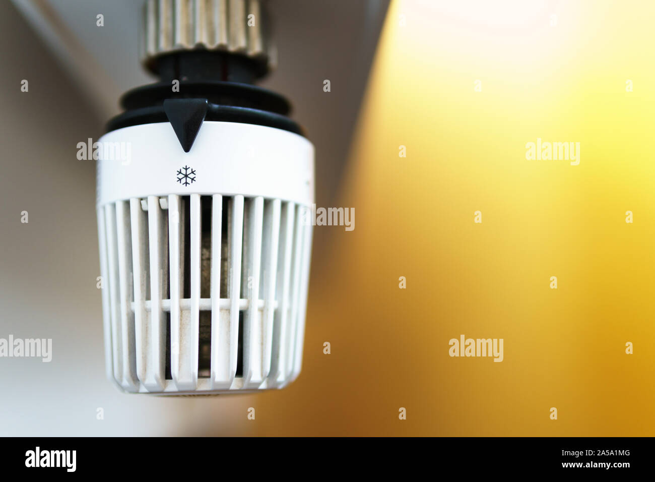 Heizung Thermostat Ventil zu Schneeflocke frost Icon Set, Symbol für Geld sparen bei den Heizkosten oder niedriger Temperatur, Nahaufnahme, Querformat, Kopieren s Stockfoto
