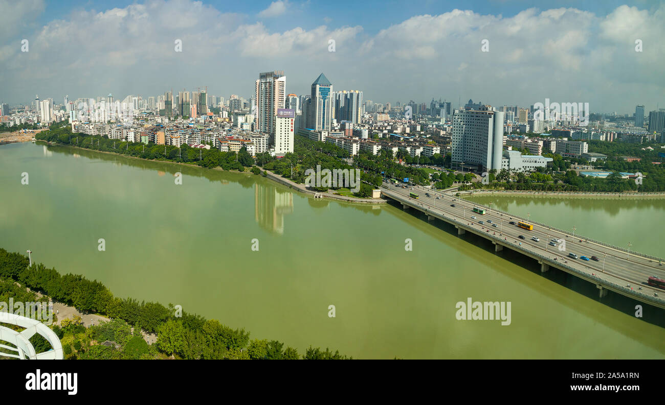 Der yongjiang River fließt durch die Stadt Nanning, im Süden Chinas in der Nähe der vietnamesischen Grenze, und die Hauptstadt der Region Guangxi, China. Stockfoto