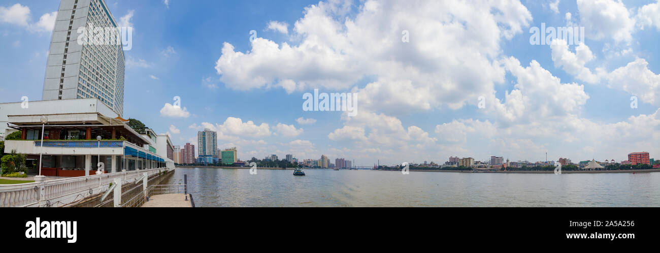 Das White Swan Hotel und die Aussicht über den Fluss von Zhujiang, Guangzhou, China. Fünf Bilder wurden für dieses Panorama Bild kombiniert. Stockfoto