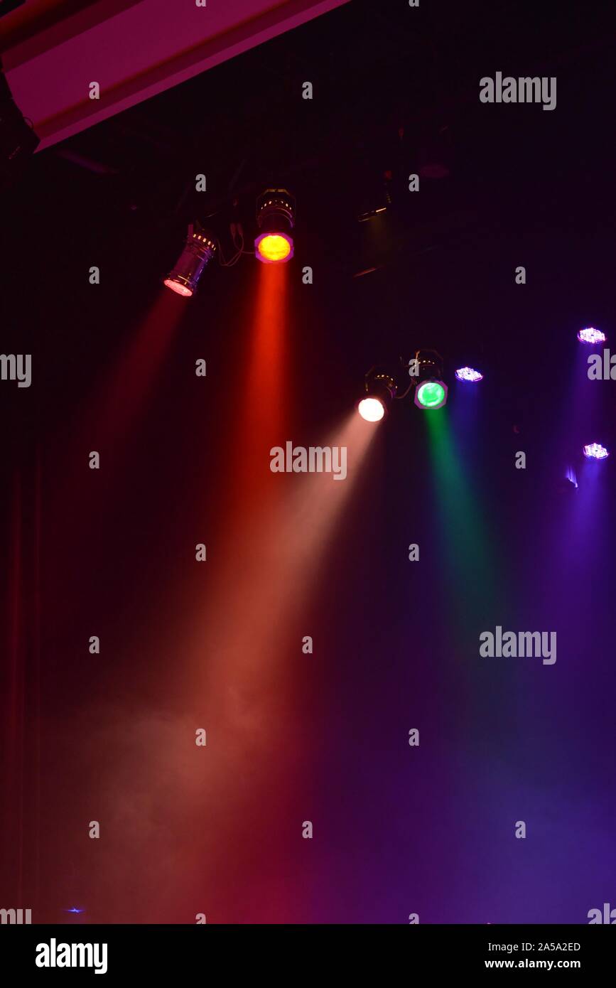 Vertikale Aufnahme von LED-Leuchten in verschiedenen Farben bei einem club Stockfoto