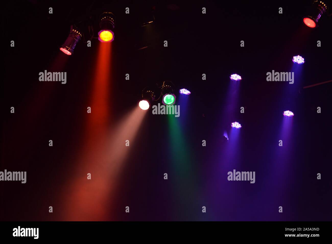 Horizontale Aufnahme von LED-Leuchten in verschiedenen Farben bei a club Stockfoto