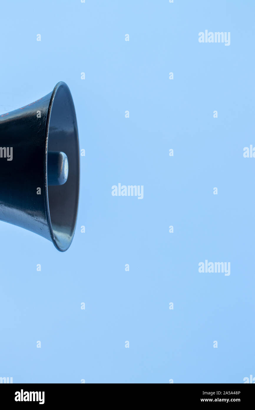 Blau outdoor Lautsprecher oder Horn Megaphon für wichtige öffentliche Informationen gegen den blauen Himmel am Strand von Lloret de Mar Katalonien, Spanien. Stockfoto