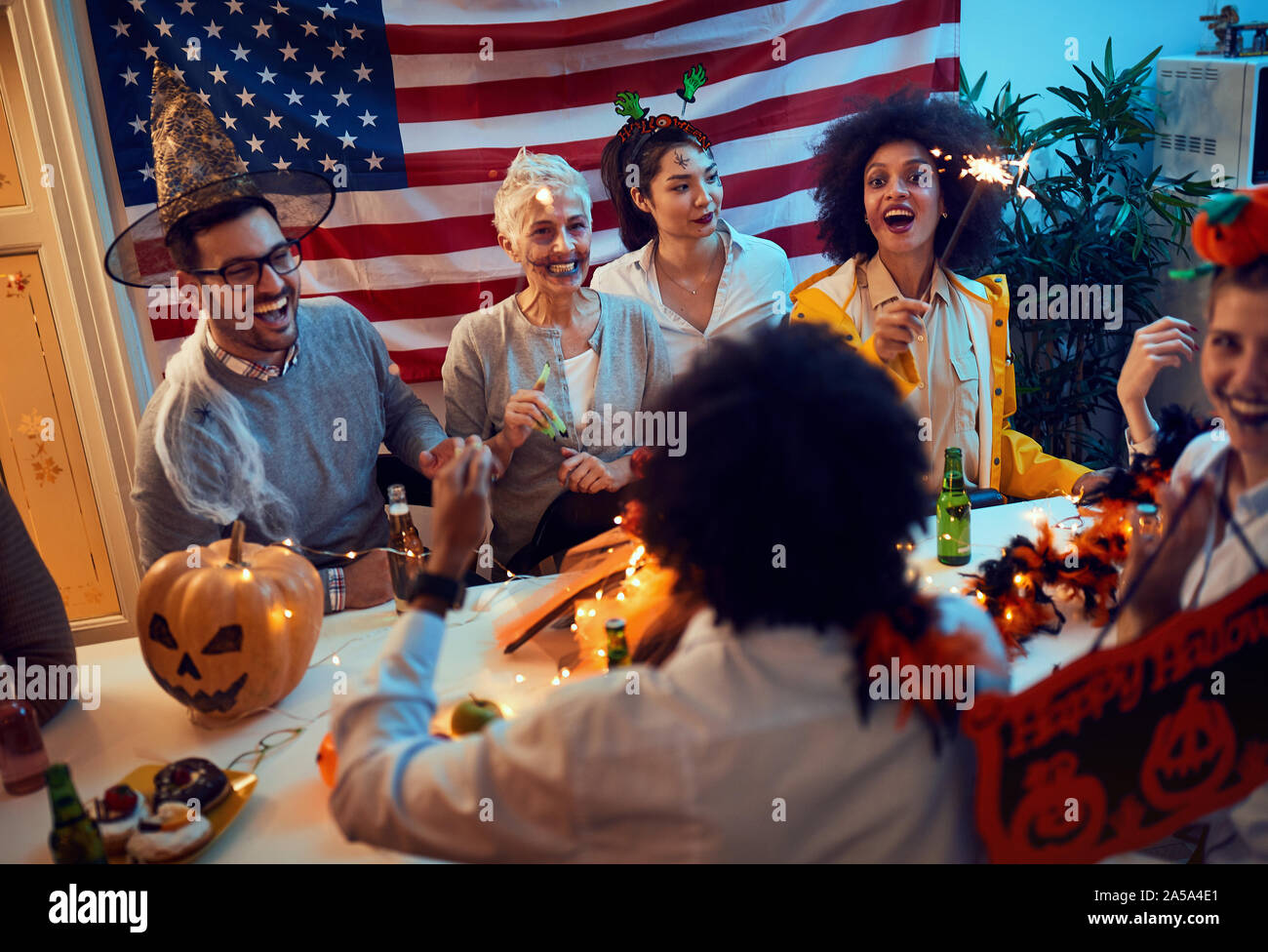 Spooky glückliche Menschen in Kostümen zu Halloween Party feiern. Stockfoto