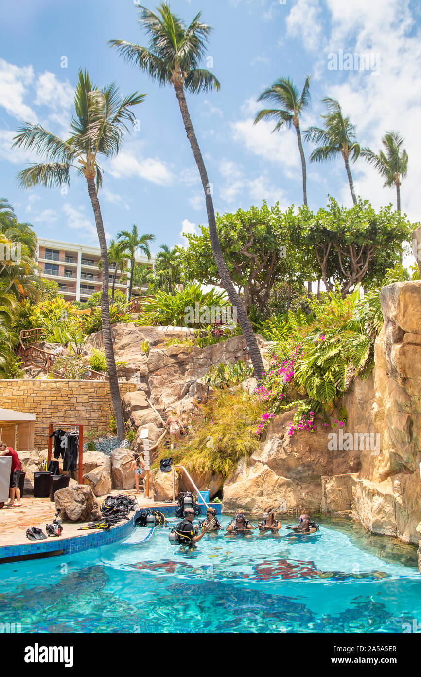 Tauchlehrer Anthony Manion Praktiken Fähigkeiten mit vier Studenten in einem Hotel Pool auf Maui, Hawaii. Alle fünf Personen sind Model Released. Stockfoto