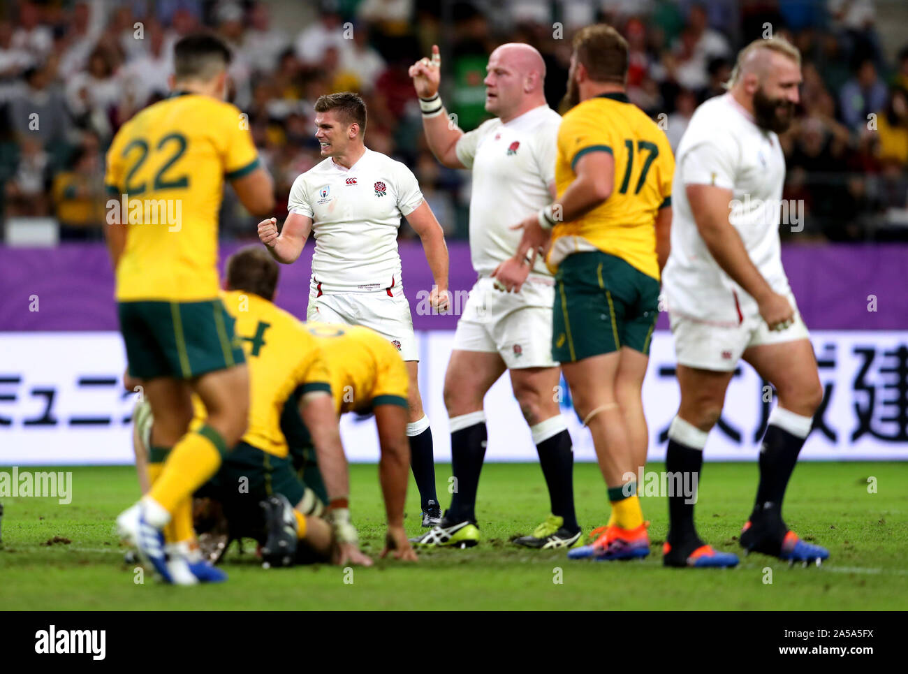 Englands Owen Farrell (zurück) feiert nach dem letzten am Ende der 2019 Rugby WM-Viertelfinale Spiel im Stadion, Oita Oita, Japan Pfeifen. Stockfoto