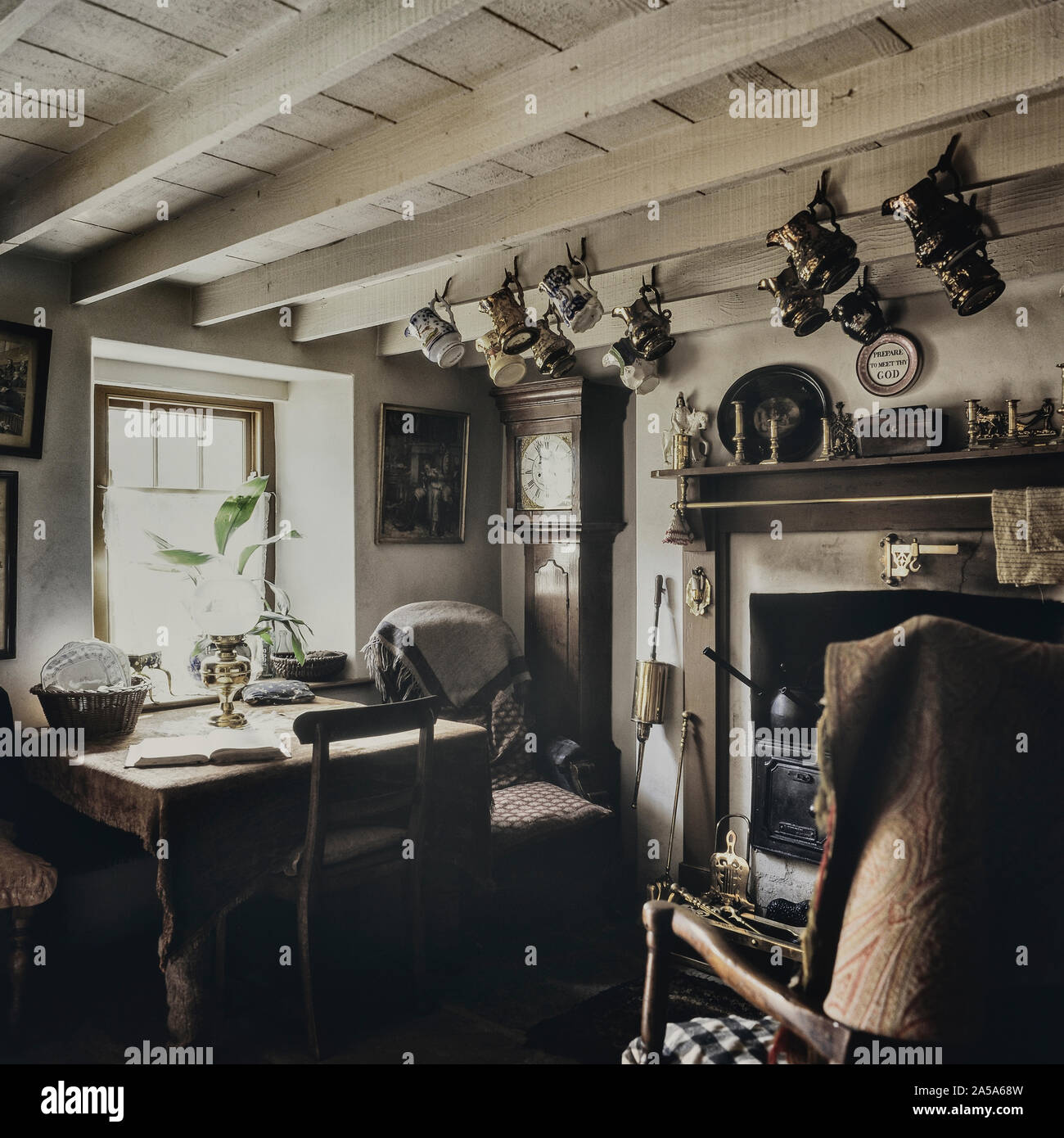 Das Innere der Hütte 1895 im Rhyd-Y-Wagen der Hüttenarbeiter Terrasse, St. Fagans National Museum der Geschichte von Wales, Cardiff, Cymru, Wales, Großbritannien Stockfoto