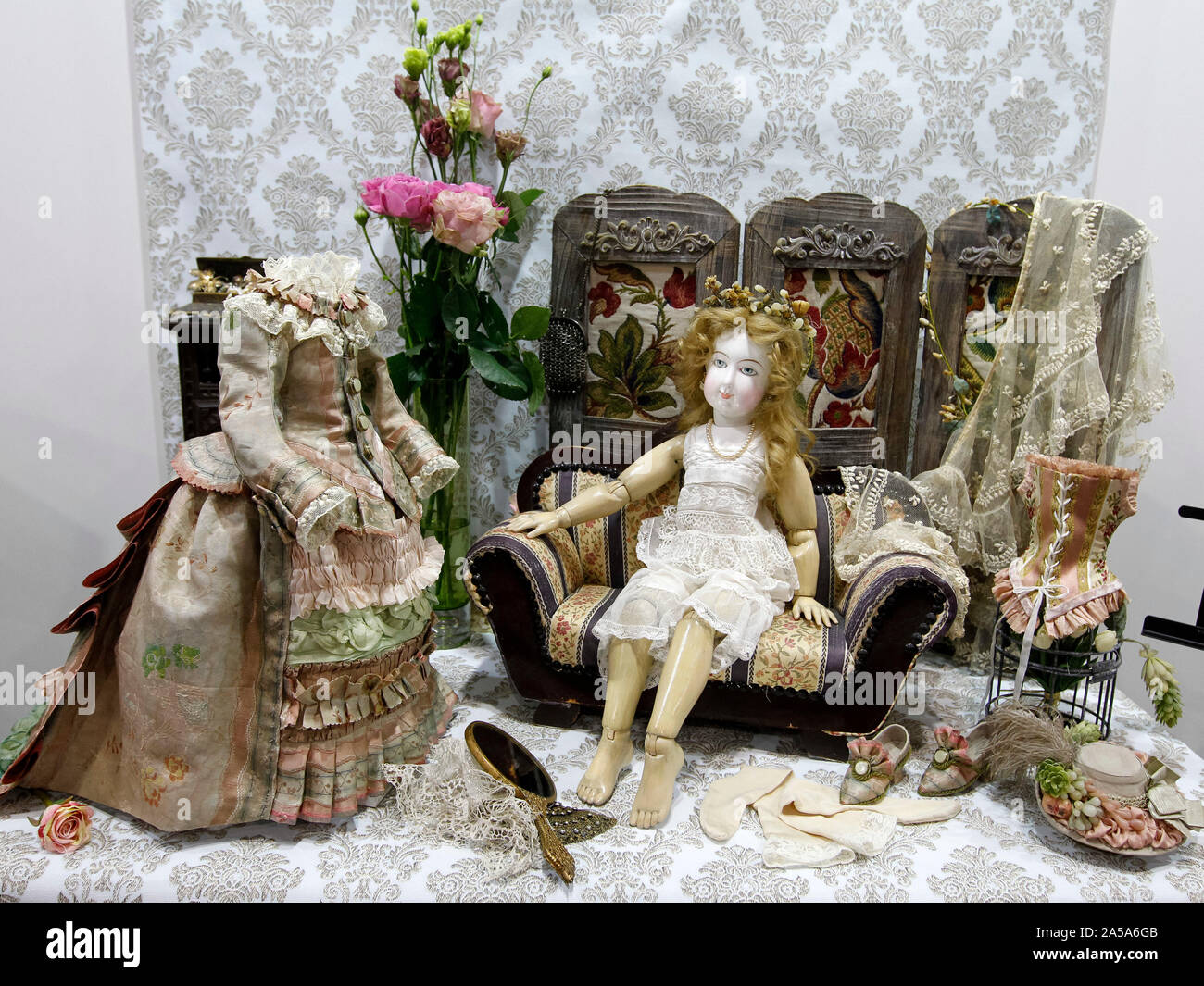 Das Thema Puppen werden gesehen, während der Internationale Salon der Thema  Puppe und Teddy die Fashion Puppe n Kiew genannt. Die jährliche  internationale Messe für Puppe und Teddy' Fashion Doll' (Modna lyalka)