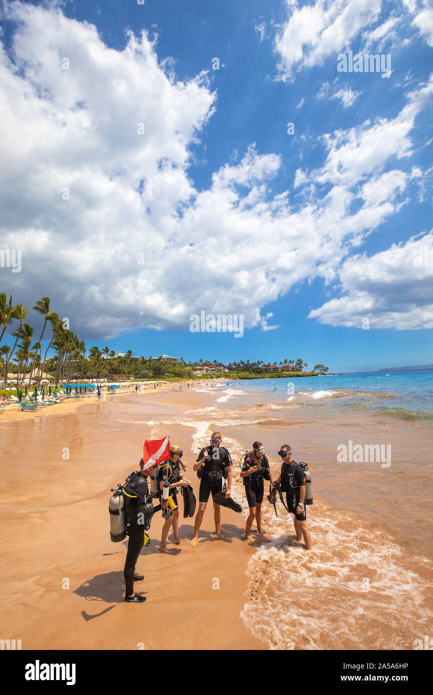 Tauchlehrer Anthony Manion auf seinem Weg zum Meer mit vier Studierende vor dem Grand Wailea Hotel auf Maui, Hawaii. Alle fünf einzelnen Stockfoto