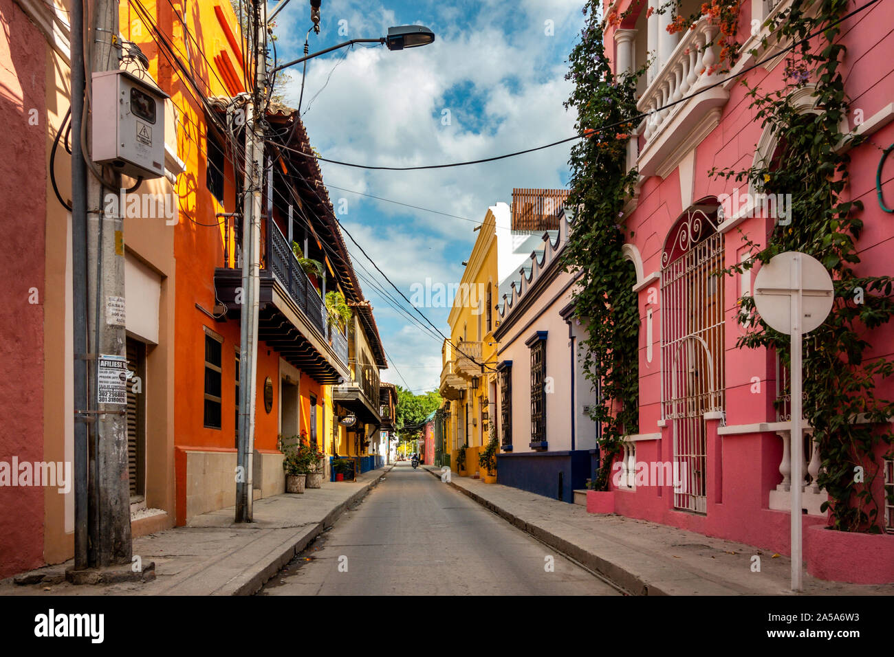 Farbenfrohe Gebäude in einer ruhigen Seitenstraße in der Altstadt von Santa Marta in Kolumbien Stockfoto
