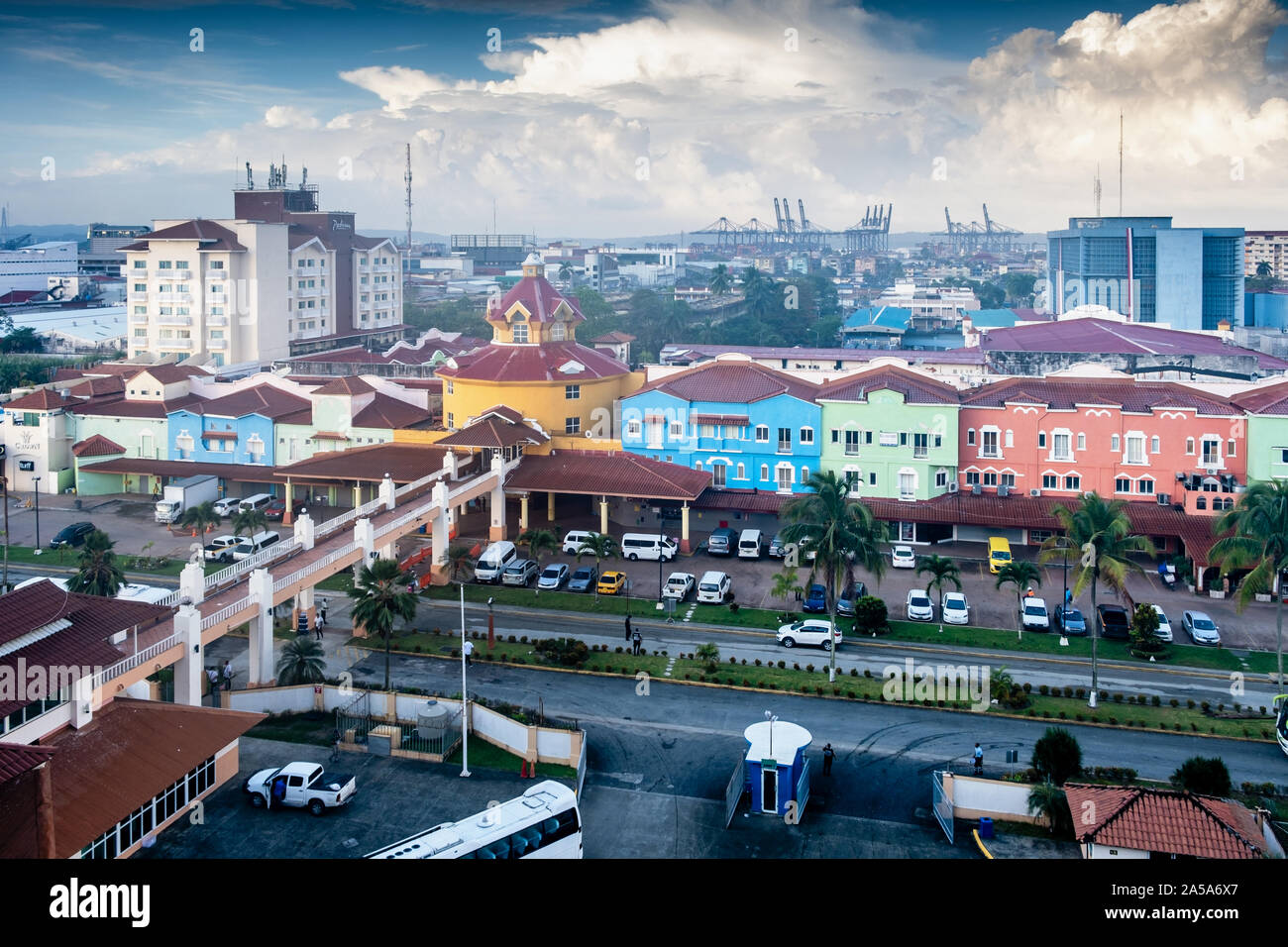 Farbenfrohe Gebäude am Hafen Colon, Panama, Mittelamerika Stockfoto