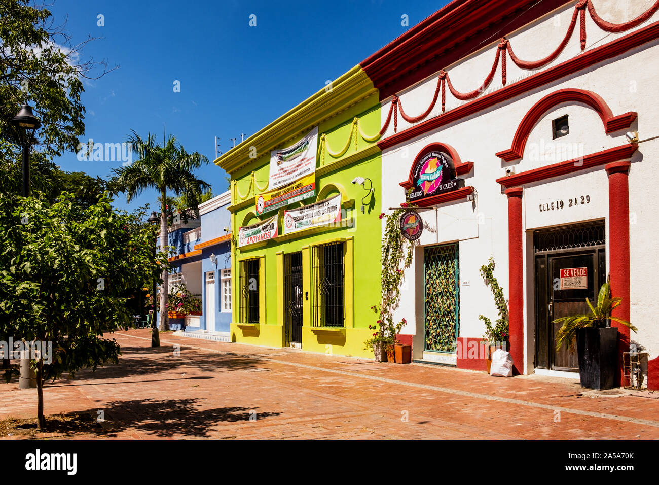 Die bunten Geschäfte und Gebäude in einer ruhigen Straße im historischen Zentrum von Santa Marta in Kolumbien Stockfoto