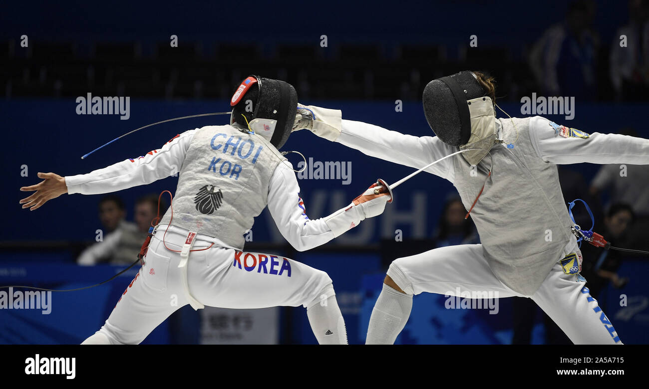 Wuhan, Hubei Provinz Chinas. Okt, 2019 19. Hyunsoo Choi (L) von Südkorea konkurriert mit Lorenzo Nista von Italien während Einzelne der Männer Folie entsprechen der 7. CISM Military World Games in Wuhan, der Hauptstadt der Provinz Hubei in Zentralchina, Okt. 19, 2019. Credit: Wang Peng-/Xinhua/Alamy leben Nachrichten Stockfoto