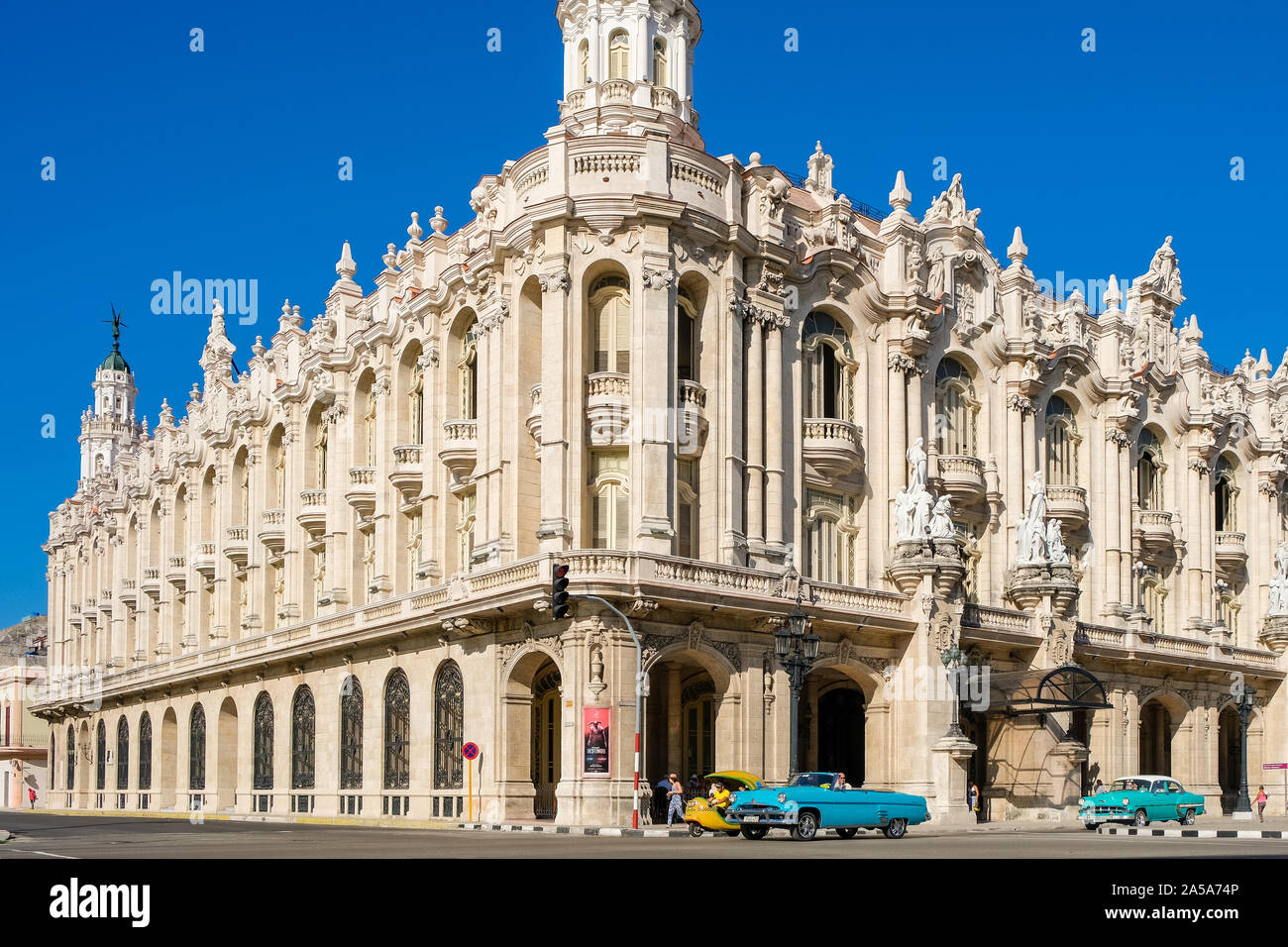 Vintage klassische amerikanische Autos vor dem Gran Teatro de La Habana (Großes Theater) in Havanna, Havanna, Kuba Stockfoto