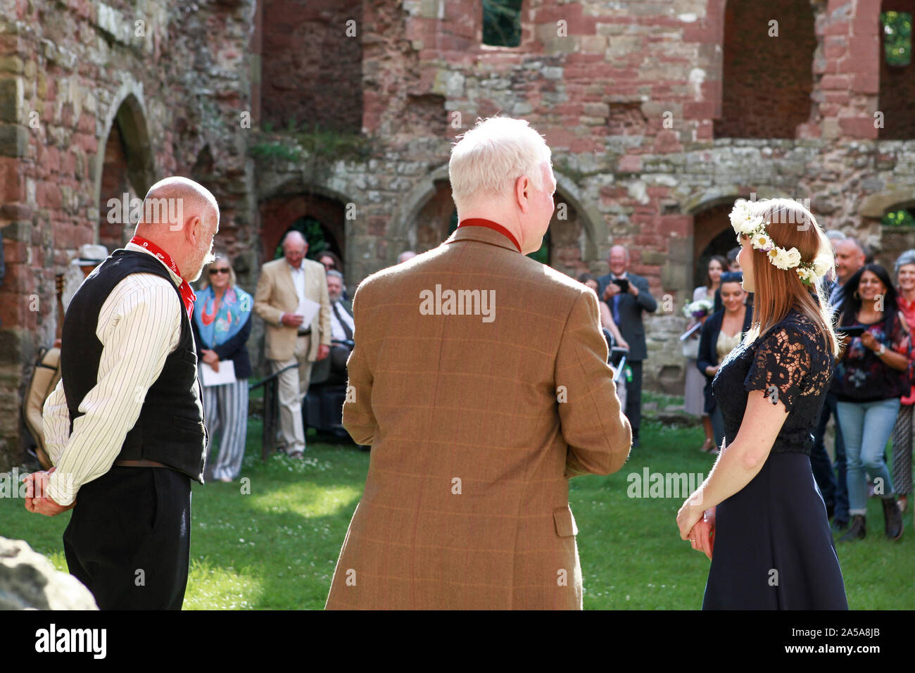 Handfasting Zeremonie der heidnischen Ursprungs, hier zu sehen in den ländlichen Grafschaft Shropshire, wie in der Nähe der Sommer Equinox wie möglich. 22-06-2019 Stockfoto