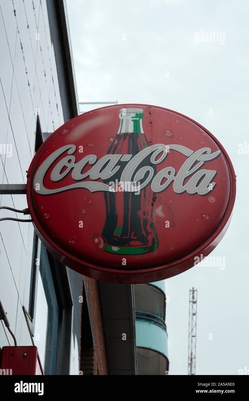 Reklametafeln Coca Cola in Den Helder in den Niederlanden 2019 Stockfoto