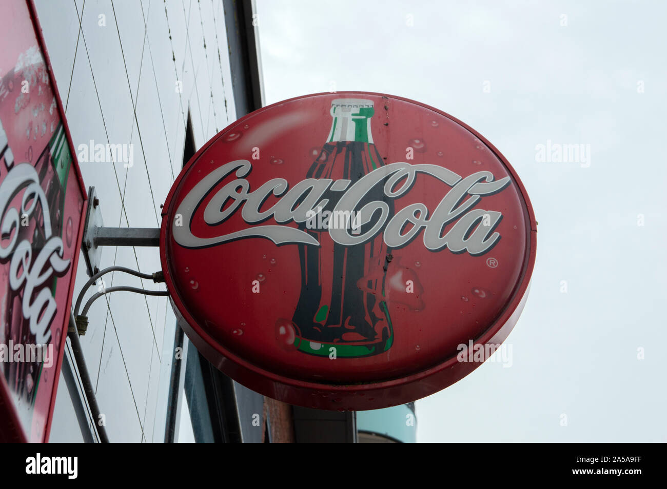 Reklametafeln Coca Cola in Den Helder in den Niederlanden 2019 Stockfoto