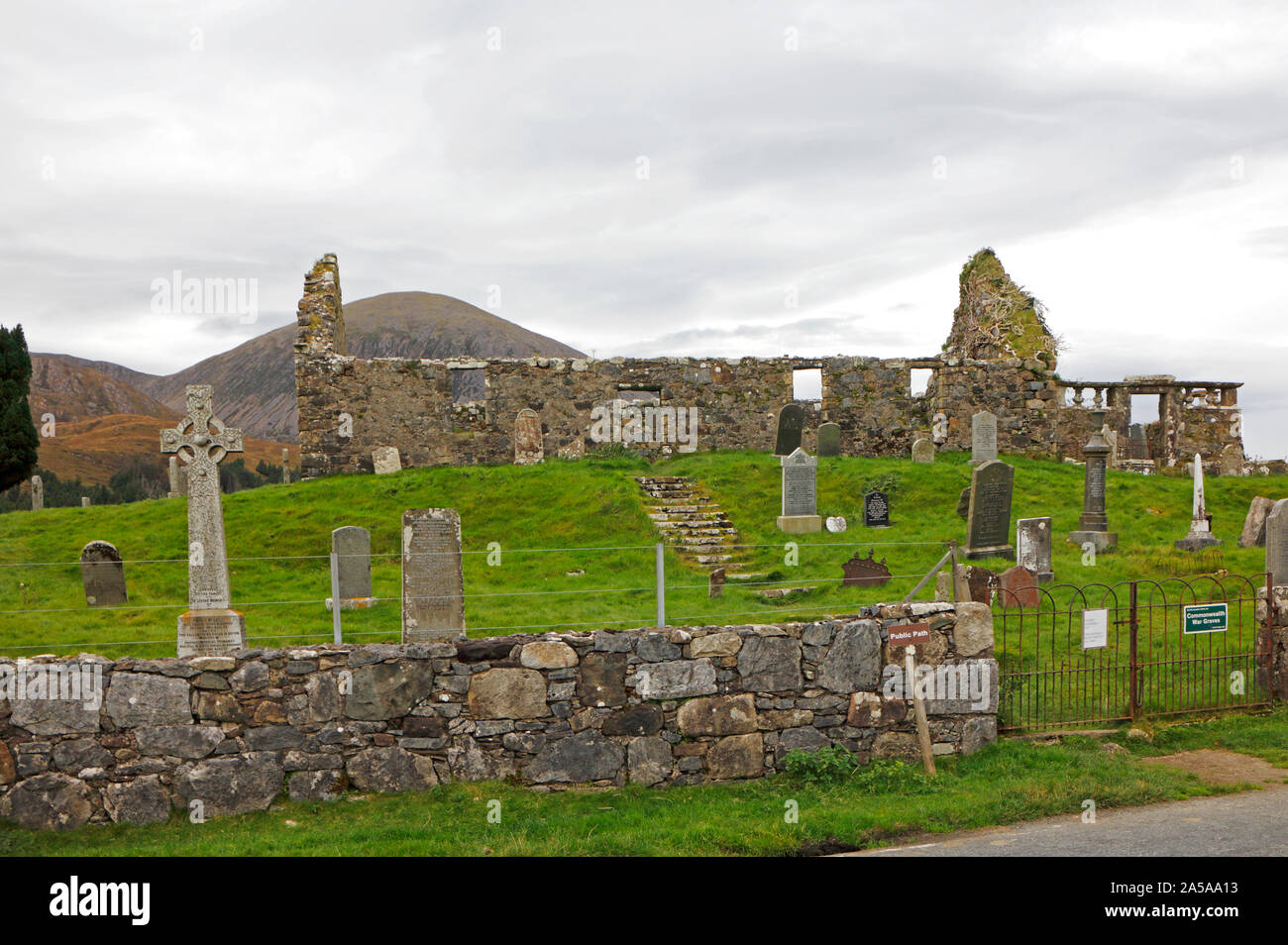 Ein Blick auf die zerstörte Kirche Christi und Commonwealth Kriegsgräber in Strath Suardal, in der Nähe von Broadford, Isle of Skye, Schottland, Großbritannien, Europa. Stockfoto