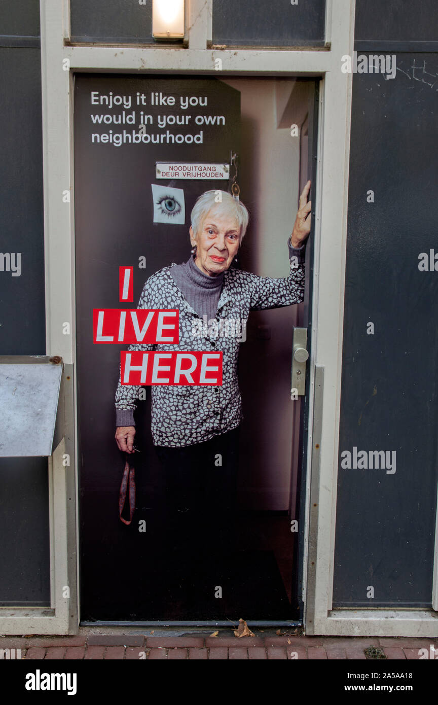 Reklametafeln an einer Tür, bewusst Menschen leben hier in Amsterdam Die Niederlande 2019. Stockfoto