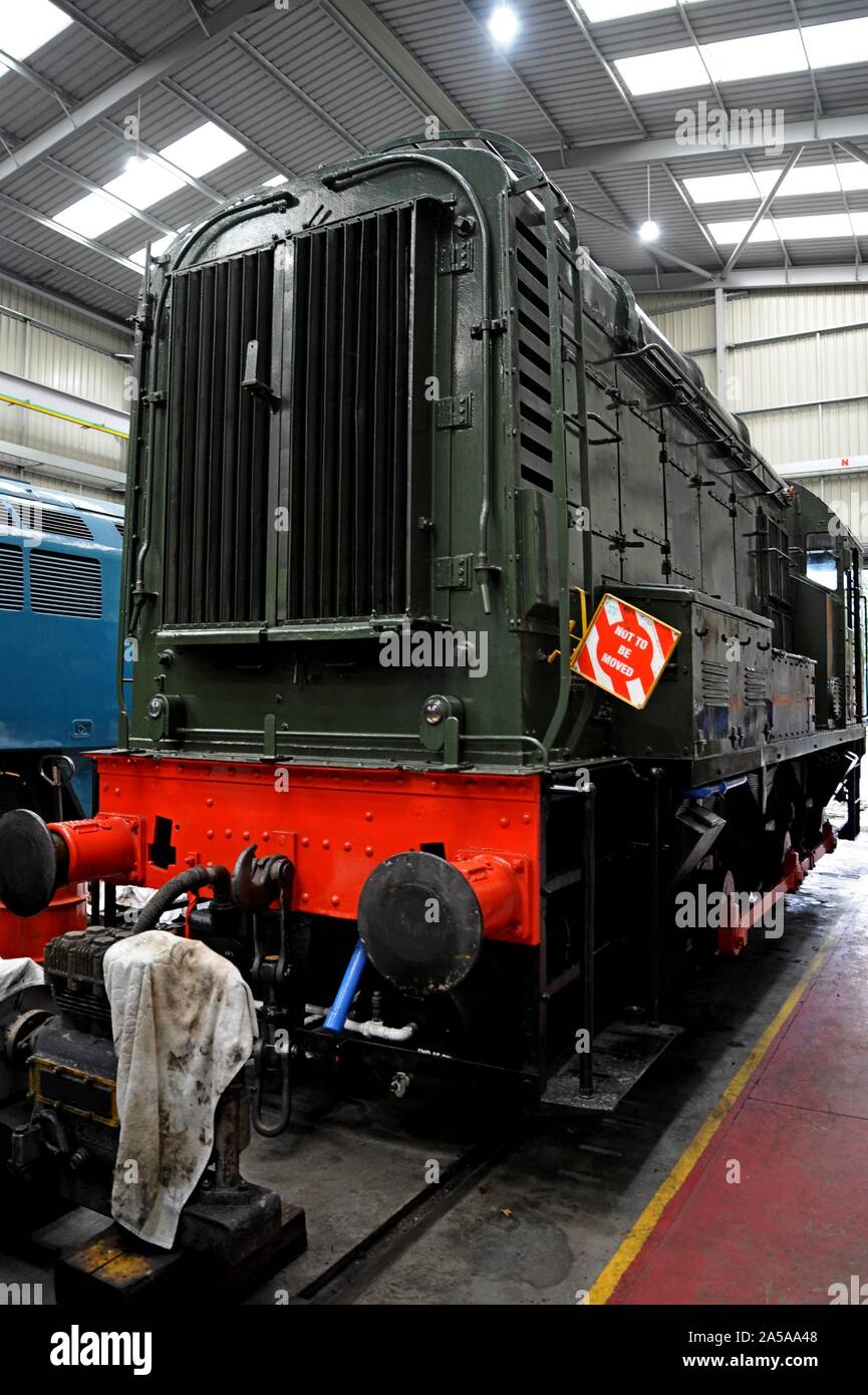 Ex British Rail 08 Klasse Rangierlok 13201 in Kidderminster Eisenbahn Workshops für Wartung mit einem Nicht verschoben Nach Zeichen angehängt werden. Die Severn Valley Railway Stockfoto