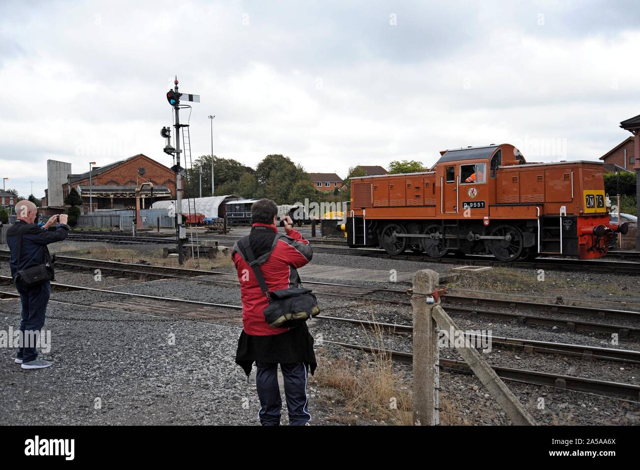 Rail Enthusiasten ein British Rail Class 37 Diesel Lokomotive fotografieren, wie es auf den Kidderminster Station eintrifft, Severn Valley Railway Stockfoto