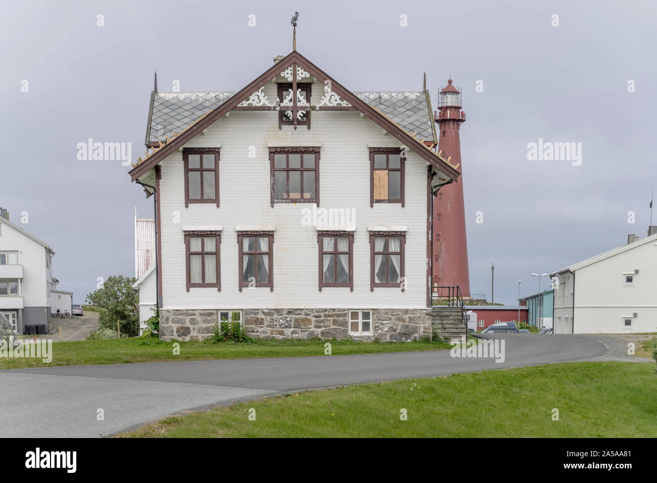 Stadtbild mit alten traditionellen Haus und riesige rote Licht Haus hinter an Artic touristisches Dorf auftaucht, Schuß unter hellen trübe Licht in Andenes, Ein Stockfoto