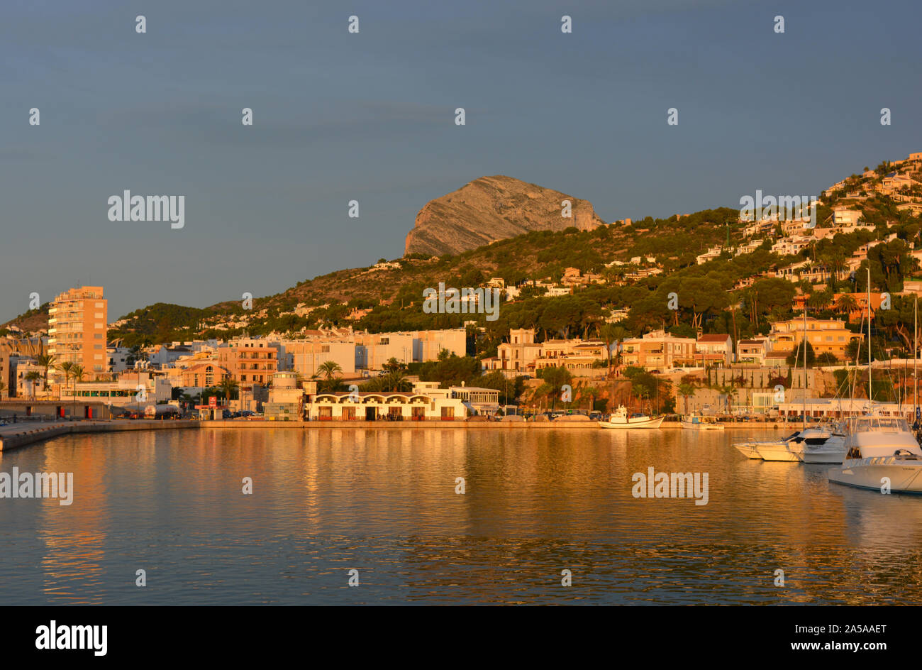 Hafen von Javea, am frühen Morgen Licht mit Montgo Berg im Hintergrund, Provinz Alicante, Valencia, Spanien Stockfoto