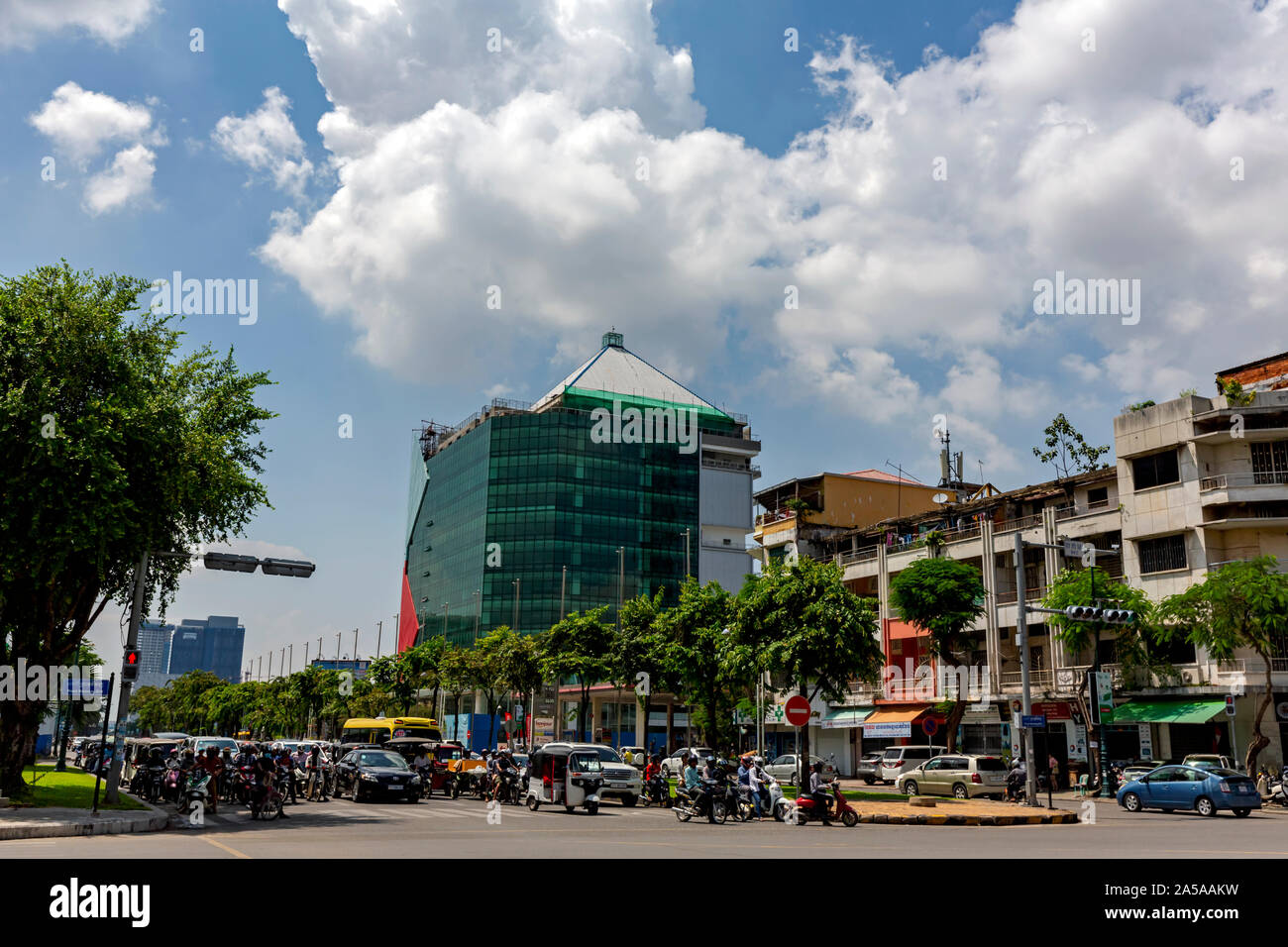 Ein neues Bürogebäude ist im Bau und thront über einer geschäftigen Stadt Straße in städtischen Phnom Penh, Kambodscha. Stockfoto