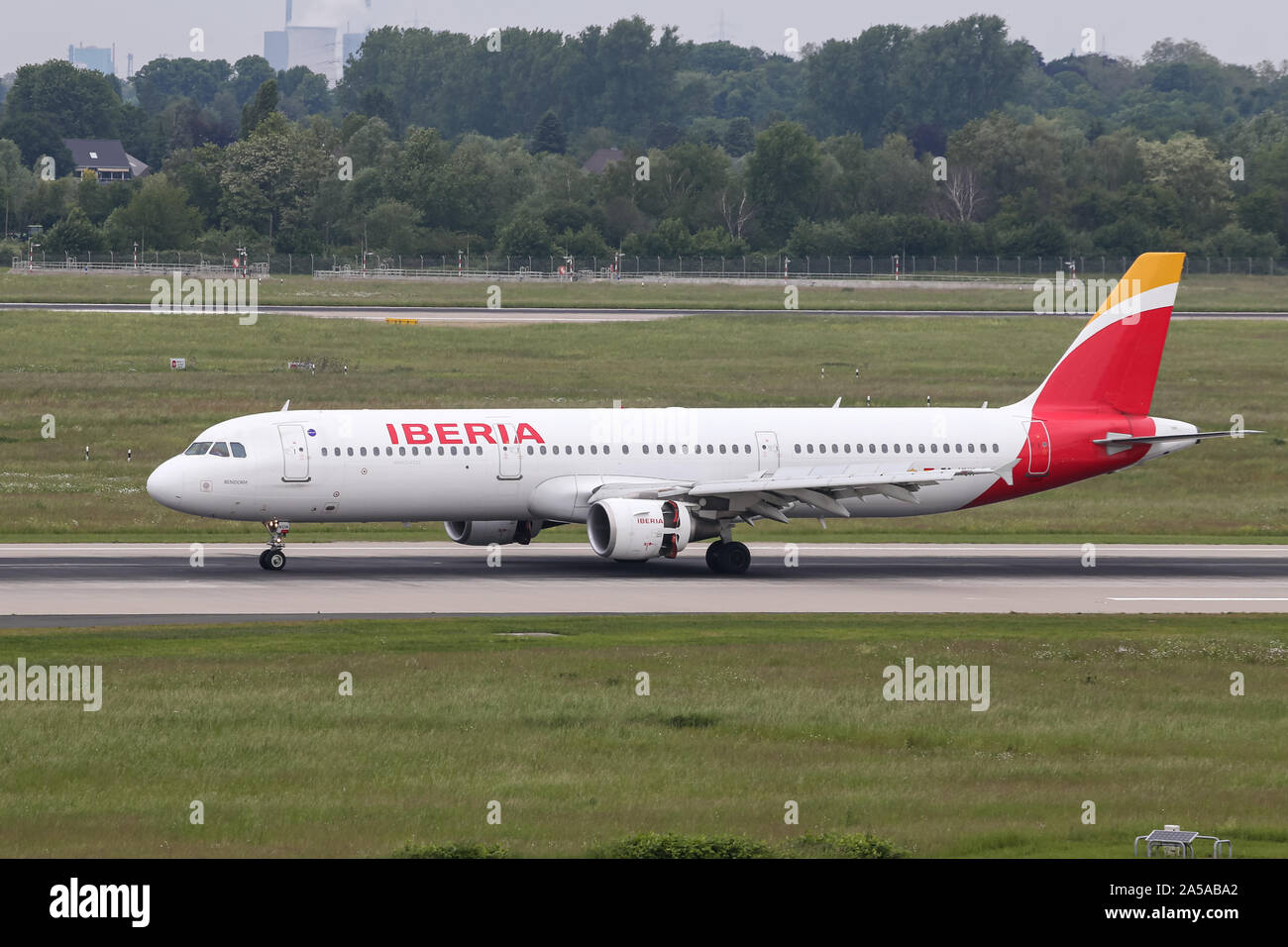 Düsseldorf, Deutschland - 26. MAI 2019: Iberia Airbus A 321-212 (CN 1021) Taxi im Flughafen Düsseldorf. Stockfoto