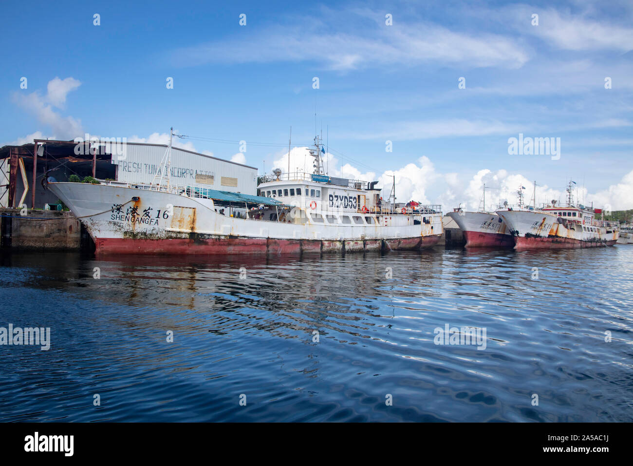 Eine Flotte von Chinesischen Fischereifahrzeuge am Dock in Colonia, Yap in Mikronesien. Stockfoto