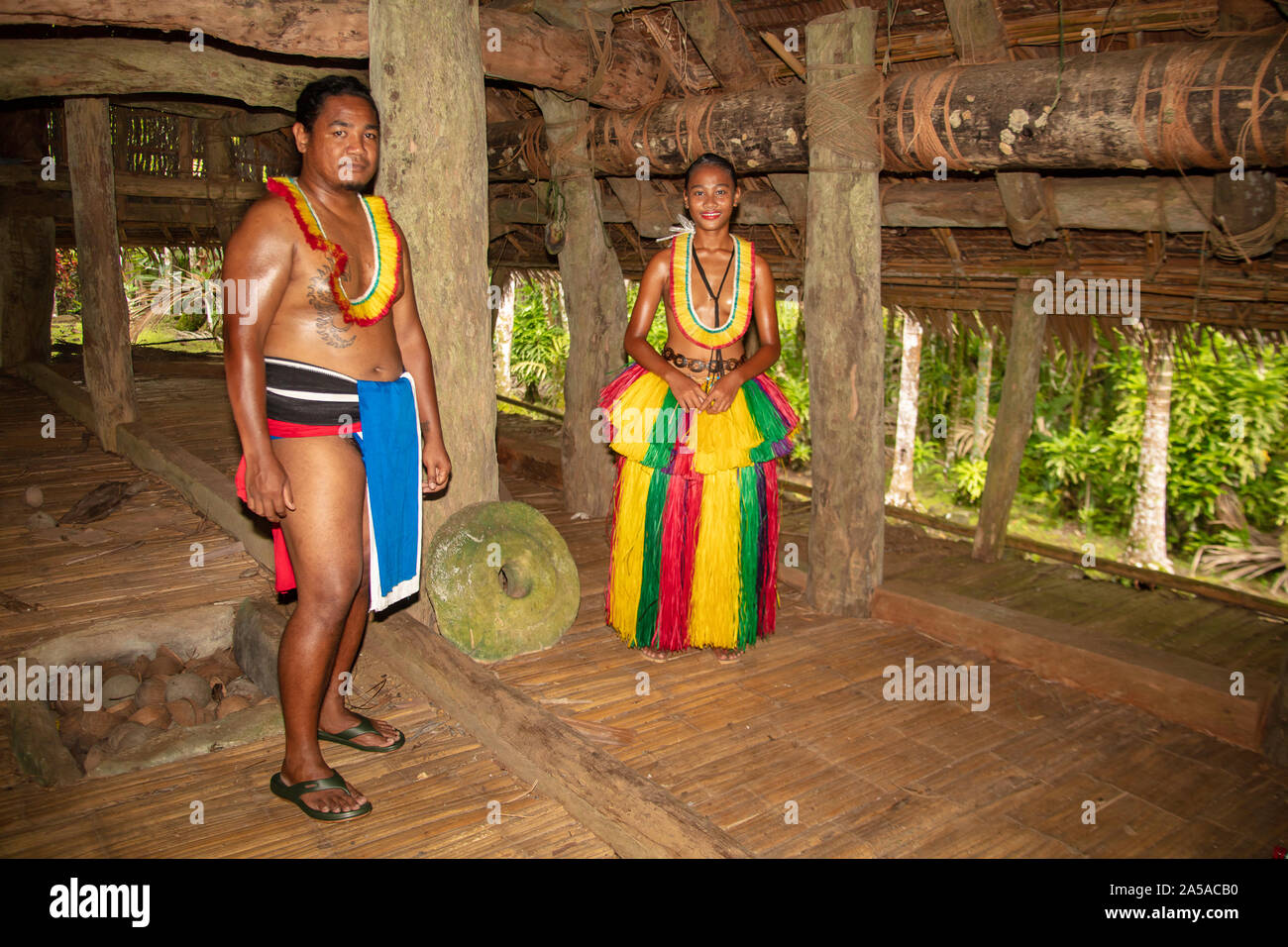 Dieses Paar (MR) sind im traditionellen Outfits für kulturelle Zeremonien und stehend in ein Haus auf der Insel Yap in Mikronesien. Stockfoto