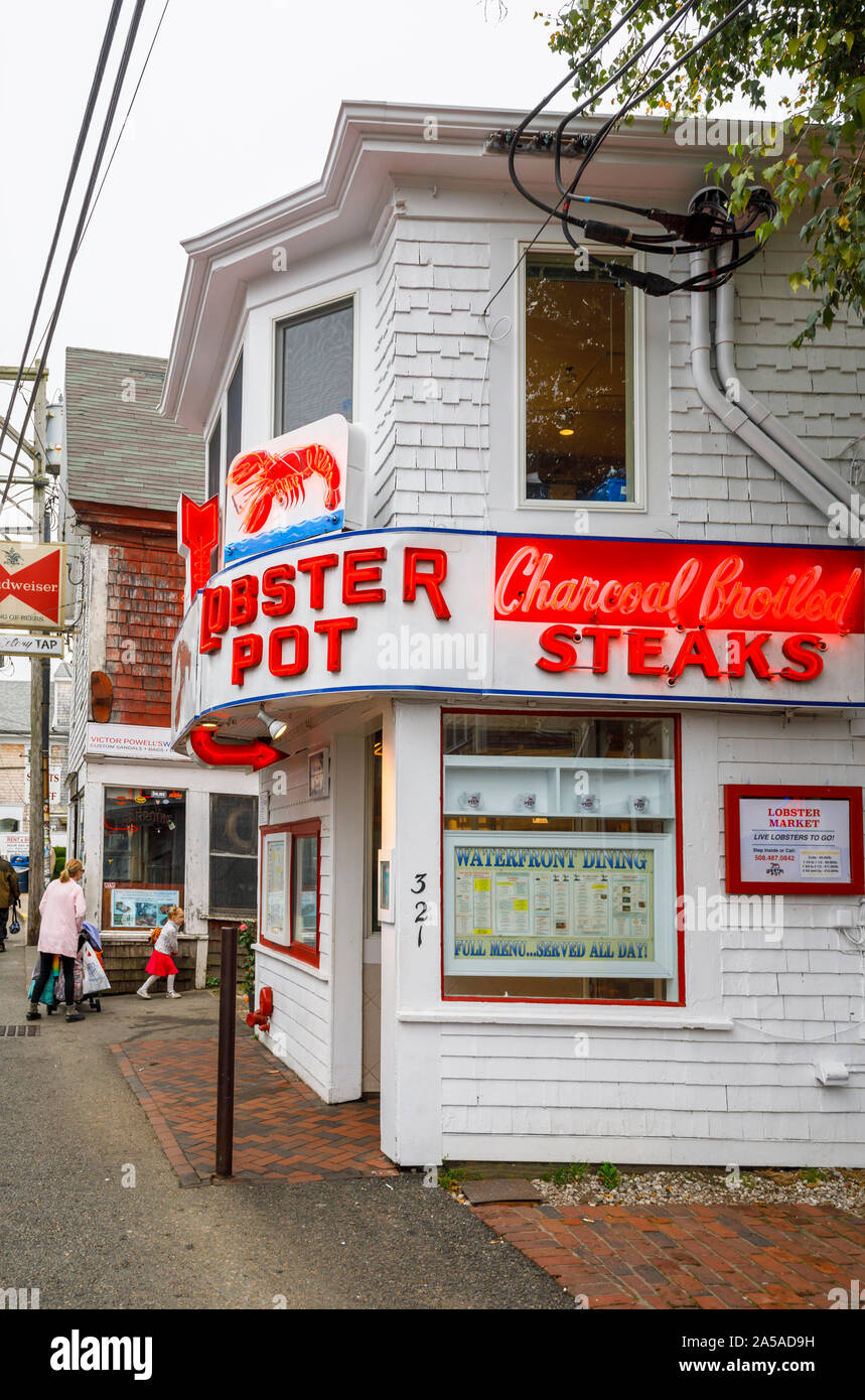 Cedar geschuppt Straßenfront und beleuchtete Neon name Zeichen der lokalen Fisch, Lobster Pot, in der Innenstadt von Provincetown, Cape Cod, New England, USA Stockfoto