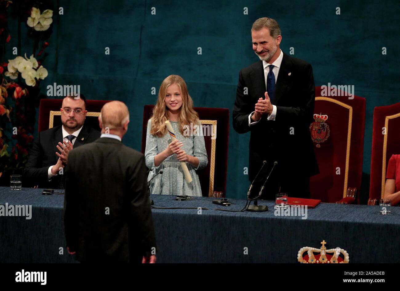 Oviedo, Spanien; 18/10/2019. - Alejandro Portes Social Science Award. Leonor Prinzessin von Asturien liest Ihre erste Rede im Alter von 13 Jahren an der Zeremonie der Prinzessin von Asturien Auszeichnungen Spaniens und ist Ihre erste offizielle Handlung begleitet, die von ihrem Vater König Philipp VI., Königin Letizia und seine Tochter den Säugling Sofia. Die Gewinner Peter Brook Arts Award, Prado Museum Kommunikation und Geisteswissenschaften Award, Salman Khan Internationale Zusammenarbeit Award, Lindsey Vonn Sport Award, Alejandro Portes Social Science Award, Siri Hustvedt Arts Award, Joanne Chory und Sandra Myrna Díaz-Preis für Wissenschaftliche und Technische Re Stockfoto