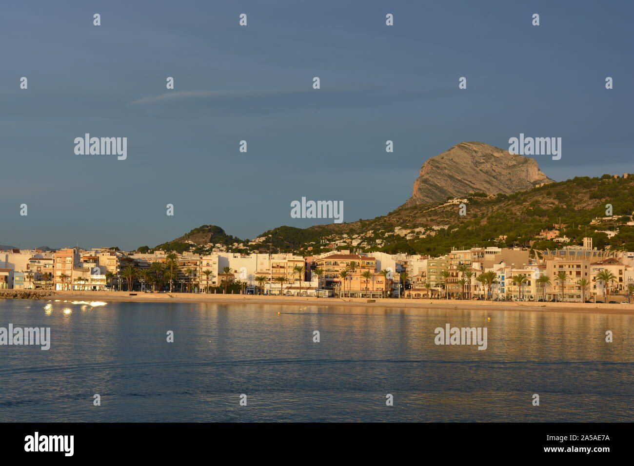 Hafen von Javea, am frühen Morgen Licht mit Montgo Berg im Hintergrund, Provinz Alicante, Valencia, Spanien Stockfoto