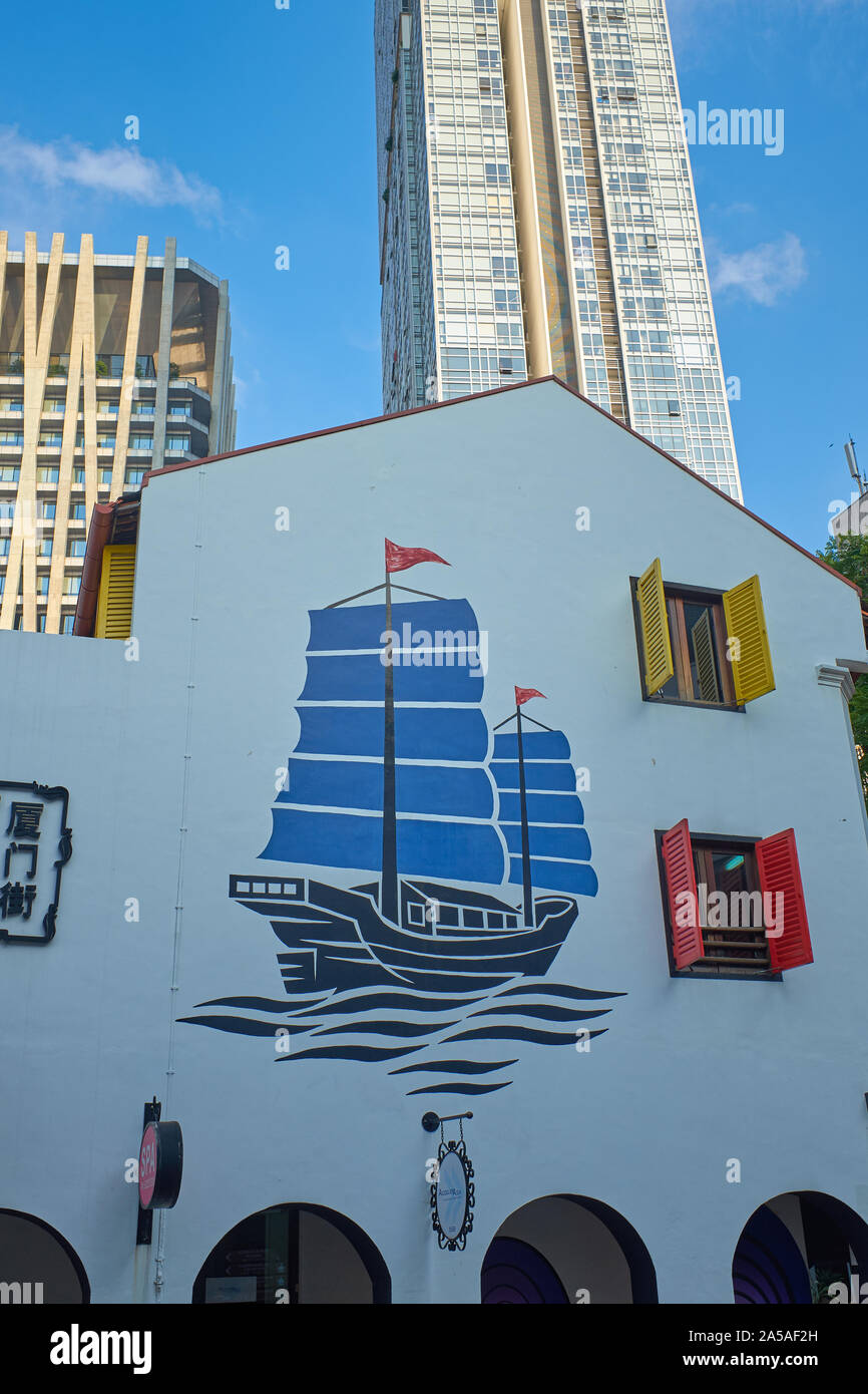 Eine Hauswand in Kreta Ayer Street, Chinatown, Singapur, zeigt ein Bild von einem Segelschiff von der alten, ein Hinweis auf die frühen Singapur Handel Stockfoto