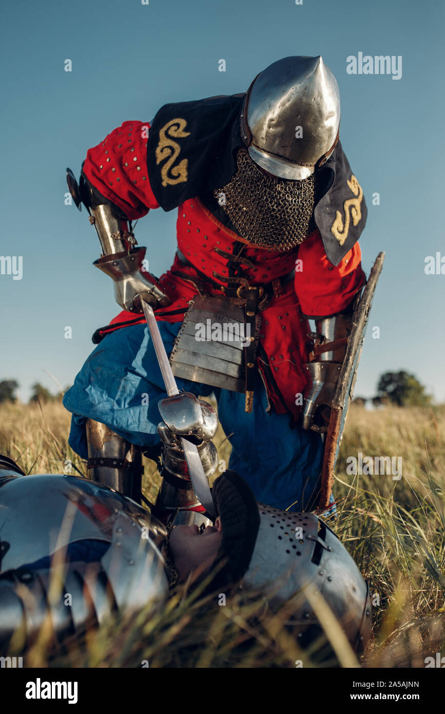 Ritter sein Schwert an die Kehle seines Gegners Stockfoto