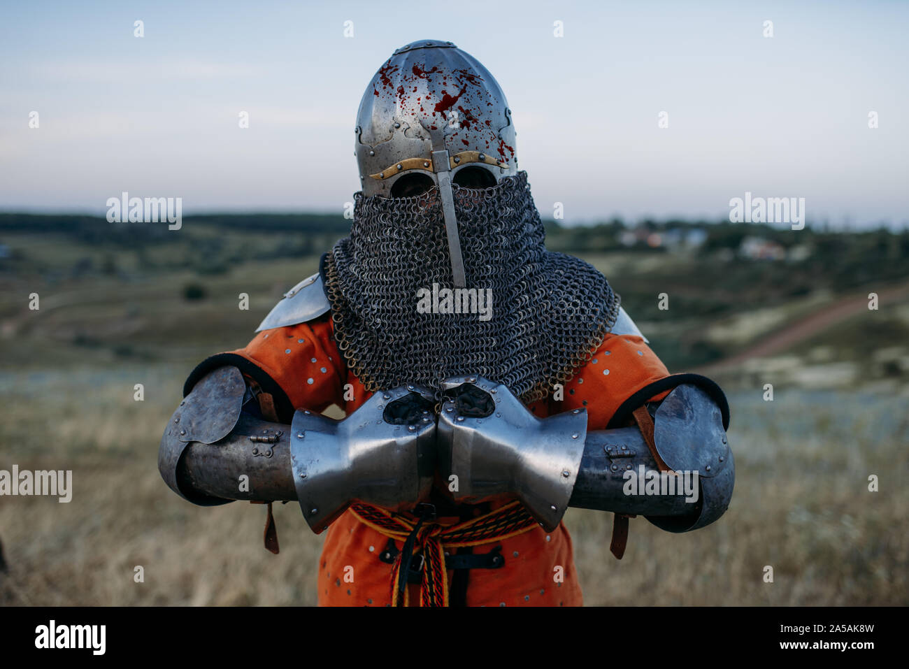 Mittelalterliche Ritter in Metal Armor hält Schwert Stockfoto