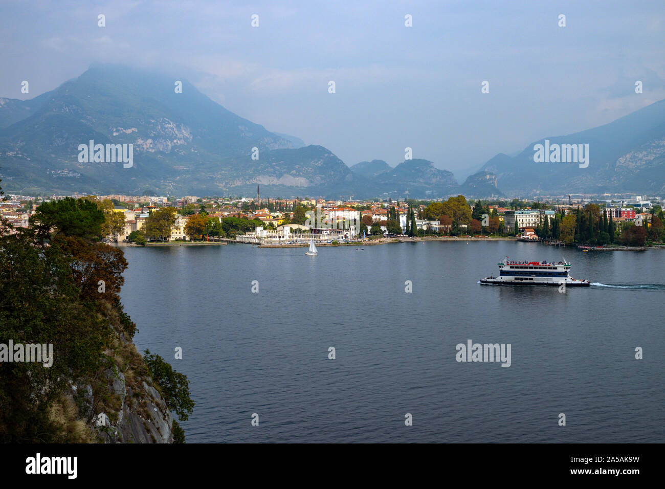 Riva del Garda am Gardasee, dem beliebten Reiseziel an der Italienischen Seen, Norditalien Stockfoto