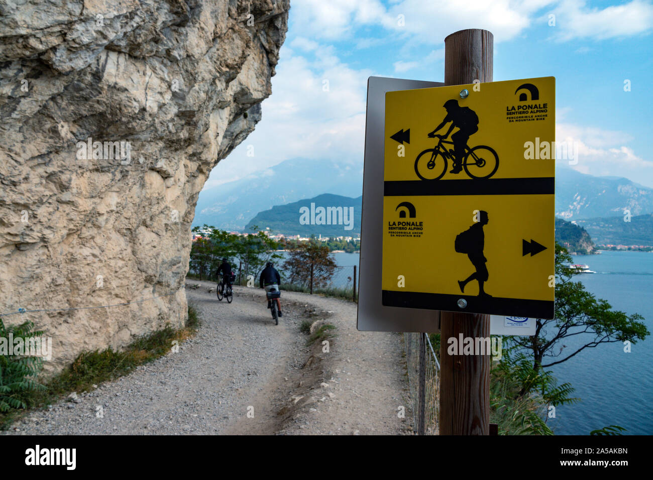 Gelbe und schwarze Zeichen auf alten Ponal Straße, Riva del Garda, Gardasee, dem beliebten Reiseziel an der Italienischen Seen, Norditalien Stockfoto