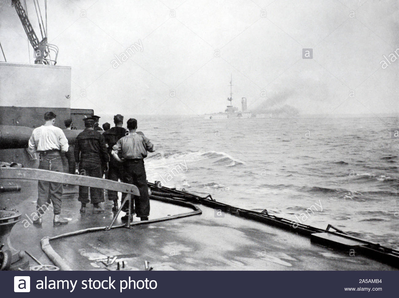WW 1 britische Segler beobachten, der Untergang der deutsche Kreuzer SMS Mainz in der Schlacht von Helgoland Bucht in der Nordsee 28. August 1914, vintage Foto von 1914 Stockfoto