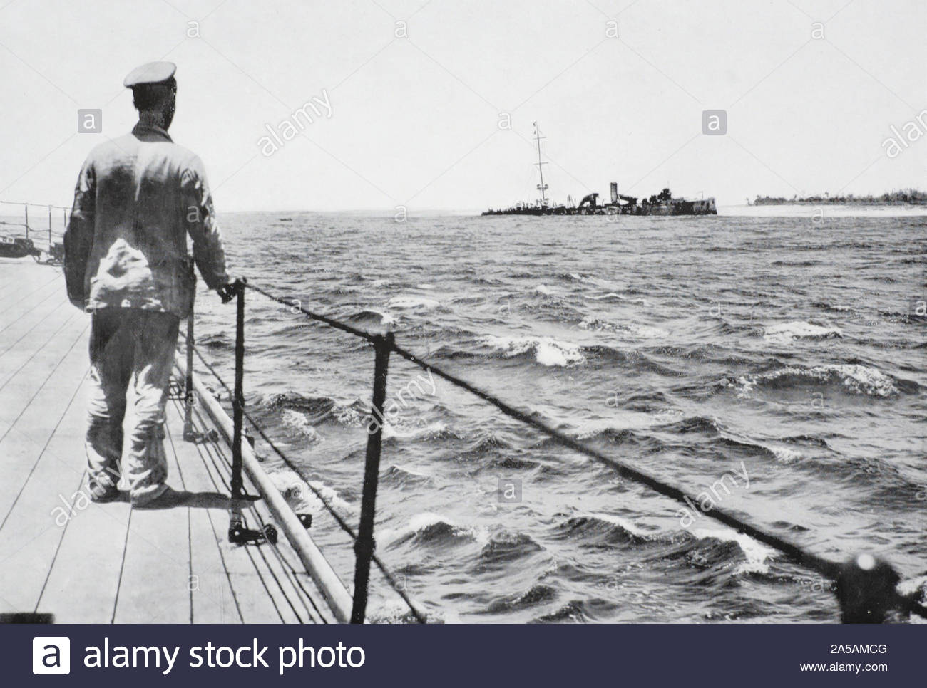 WW 1 SMS Emden war ein Dresden Klasse leichter Kreuzer der kaiserlichen deutschen Marine gebaut, hier gezeigt Offshore im Cocos Keeling Islands geerdet, nachdem er durch die Royal Australian Navy leichter Kreuzer HMAS Sydney während der Schlacht von Cocos deaktiviert, vintage Foto von 1914 Stockfoto