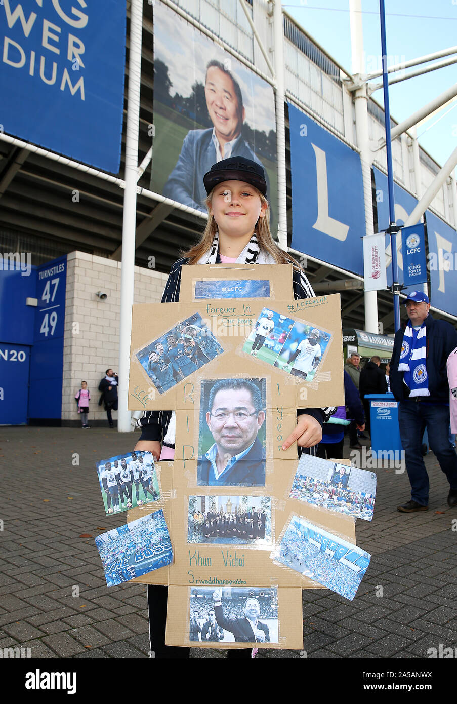 Ein Leicester City Ventilator an einen Spaziergang im Gedächtnis von Leicester City Vorsitzender Vichai Srivaddhanaprahha, während der Premier League Match für die King Power Stadion, Leicester. Stockfoto