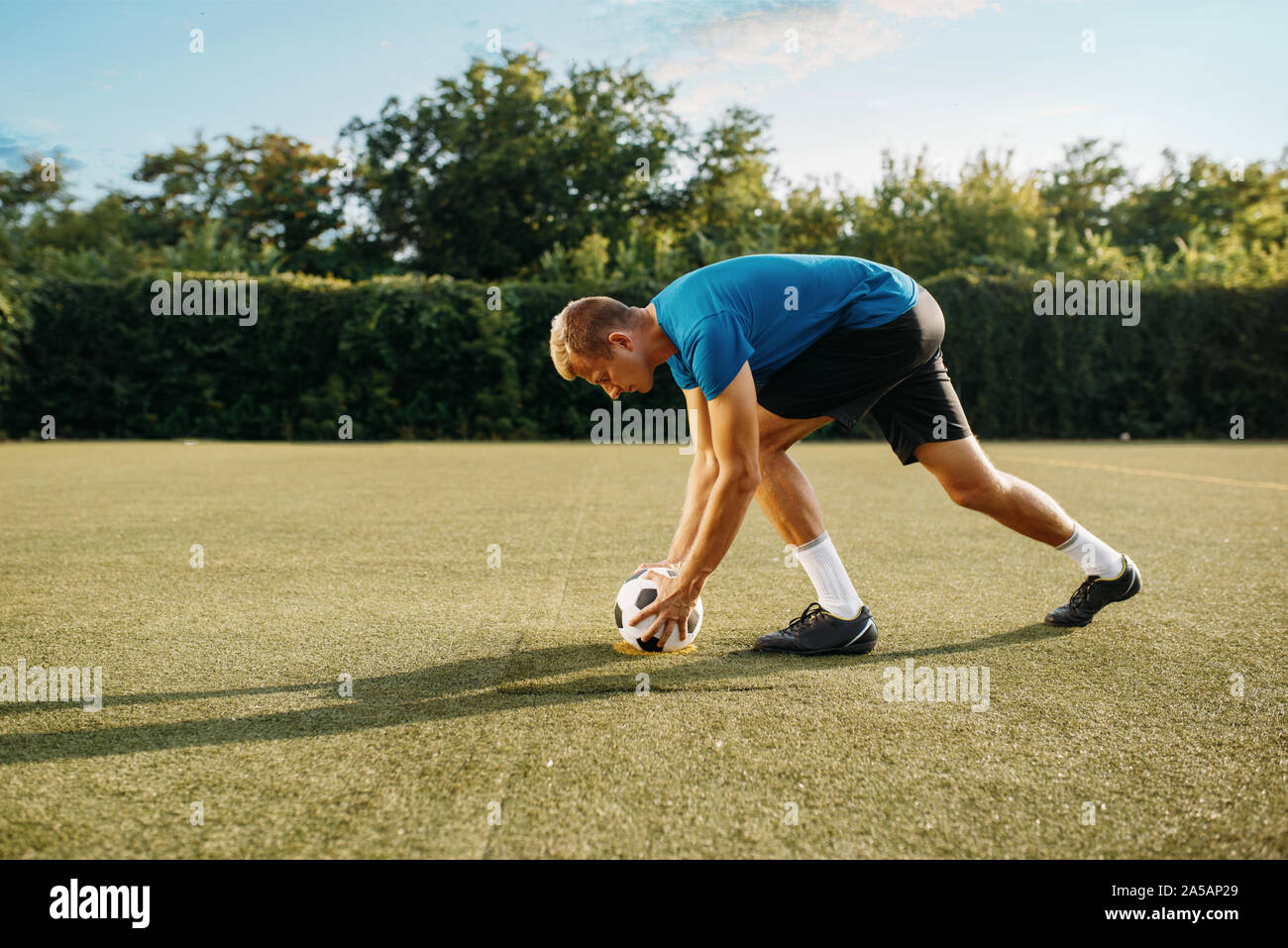 Männliche soccer Player bereitet schlägt den Ball zu Stockfoto