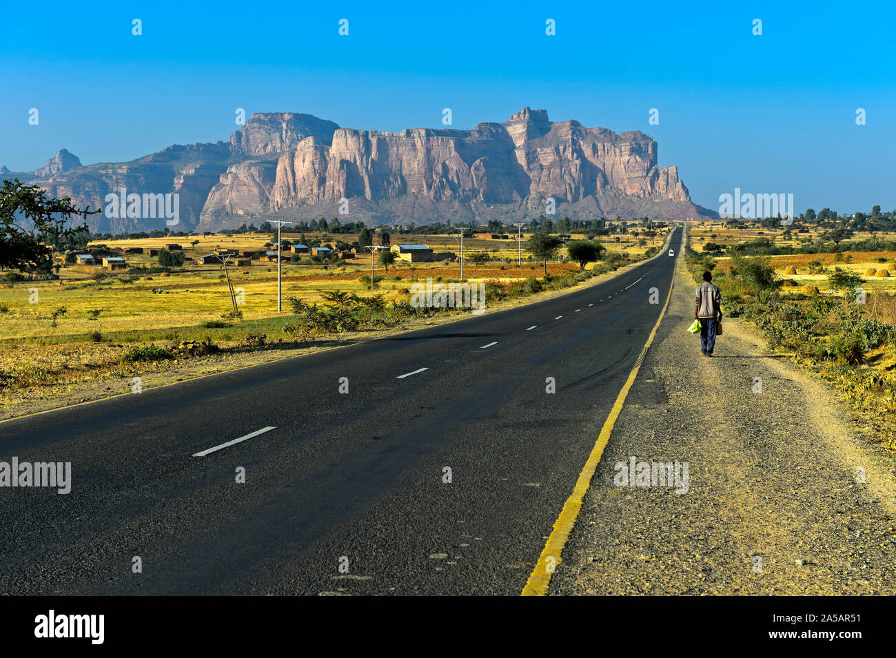 Asphaltierte Straße, die zu den Gheralta Berge, nördlichen Teil des Ostafrikanischen Rift Valley, Hawzien, Tigray, Äthiopien Stockfoto