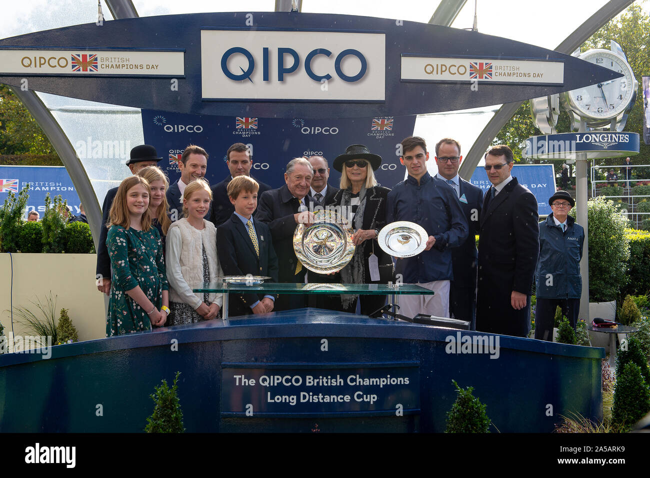 QIPCO britische Champions Day, Ascot Racecourse, Ascot, Berkshire, Großbritannien. 19. Oktober, 2019. Jockey Donnacha O'Brien gewinnt die QIPCO britische Champions Long Distance Cup (Klasse 1) (Gruppe 2) auf Pferd Kew Gardens. Trainer und Besitzer erhalten die Präsentation. Trainer Aidan O'Brien. Besitzer Herr D Smith, Frau J Magnier, Herr M Tabor. Credit: Maureen McLean/Alamy leben Nachrichten Stockfoto