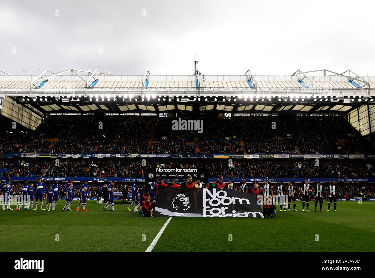 Kein Platz für Rassismus branding Vor dem Kick-off in der Premier League an der Stamford Bridge, London. Stockfoto