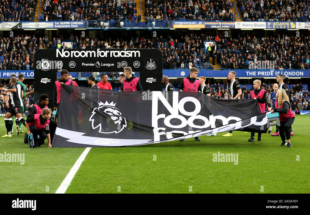 Kein Platz für Rassismus branding Vor dem Kick-off in der Premier League an der Stamford Bridge, London. Stockfoto